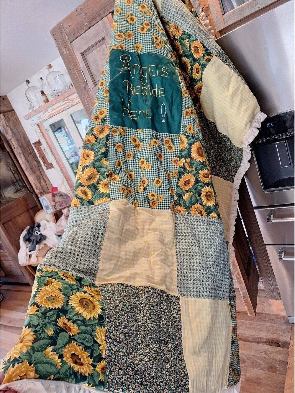 Vintage sunflower quilt, 1980's? Very good condition, cottage core. 85